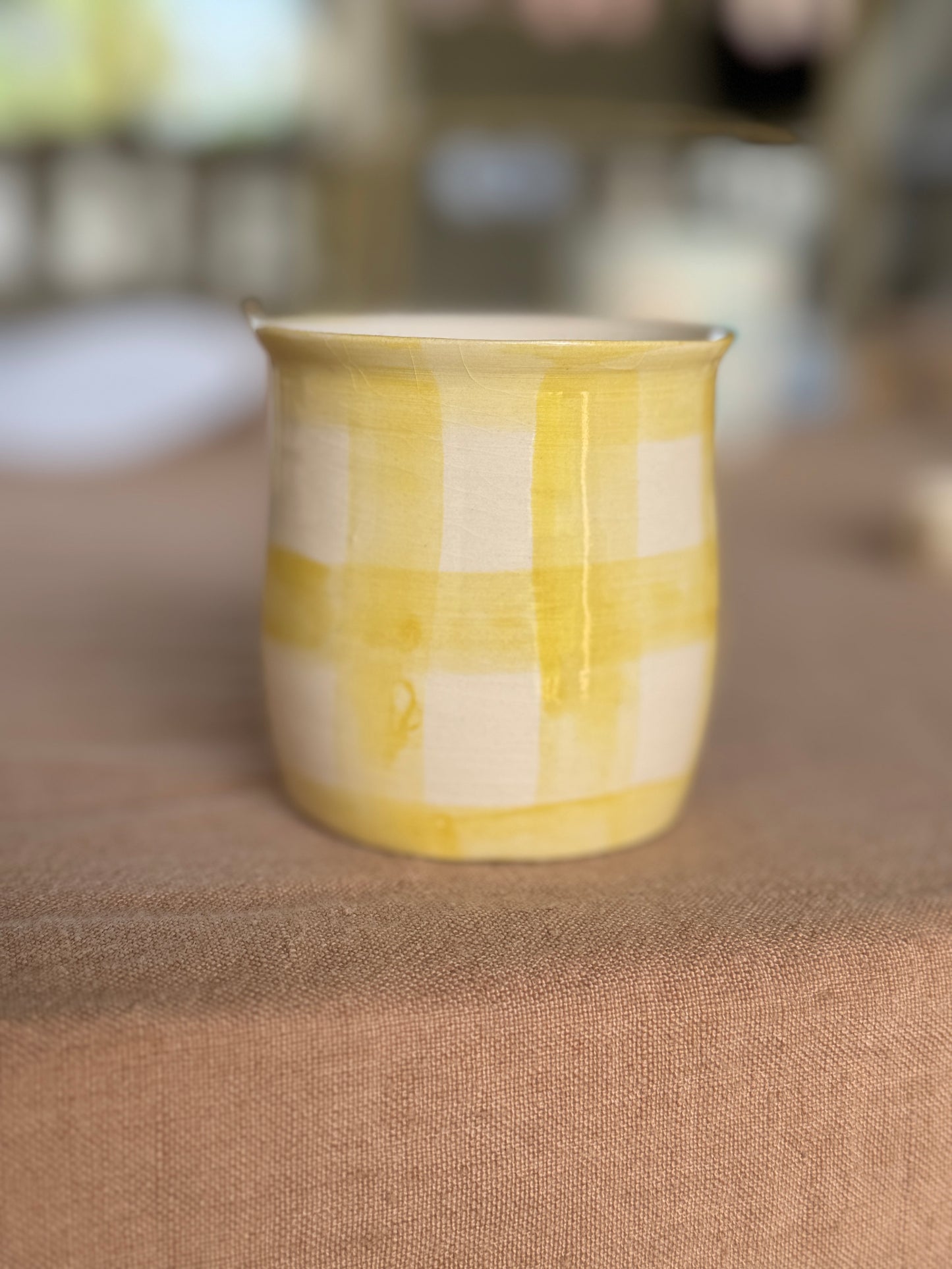 Tasse à café en faïence couleur jaune
