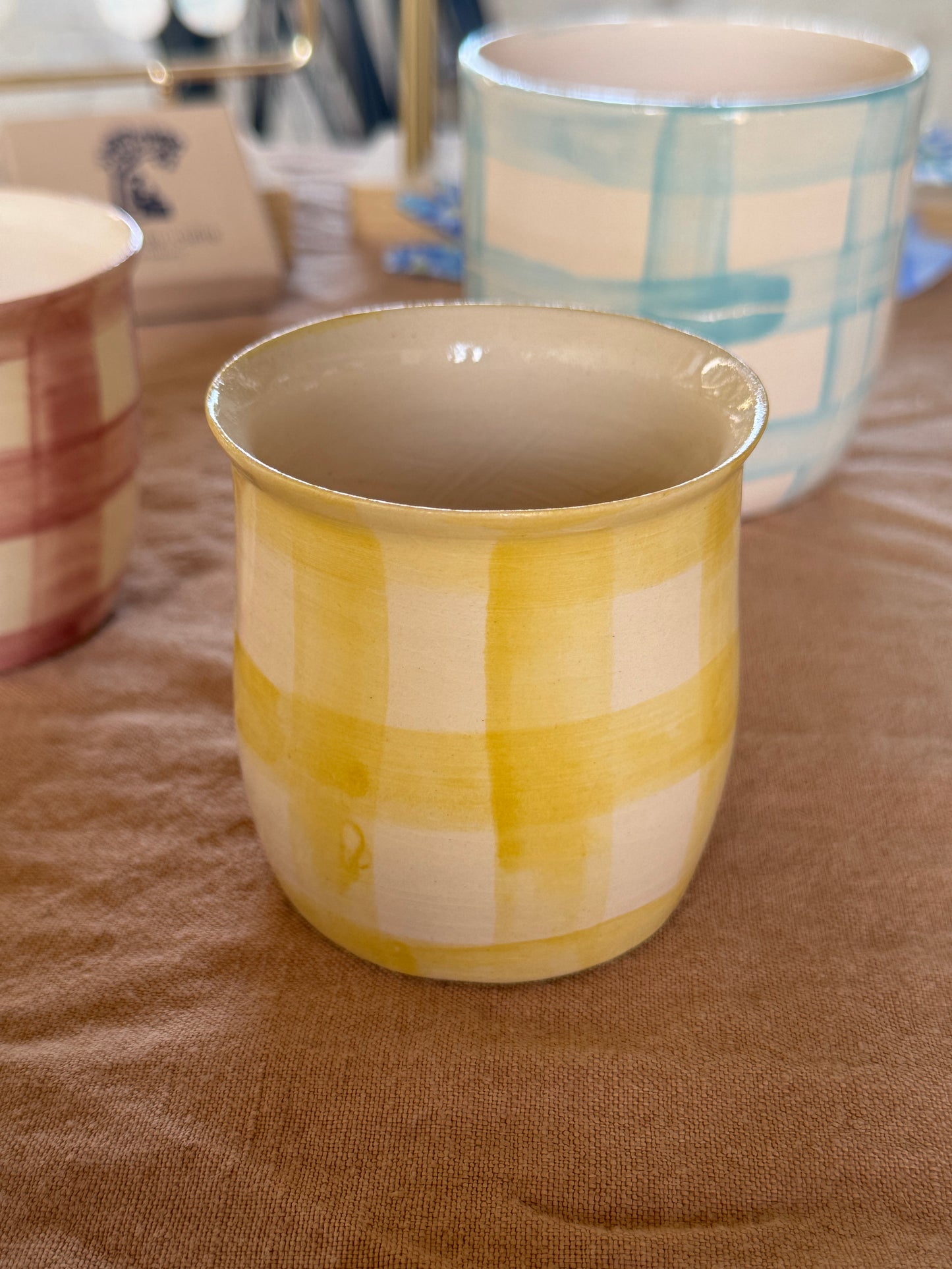 Tasse à café en faïence couleur jaune
