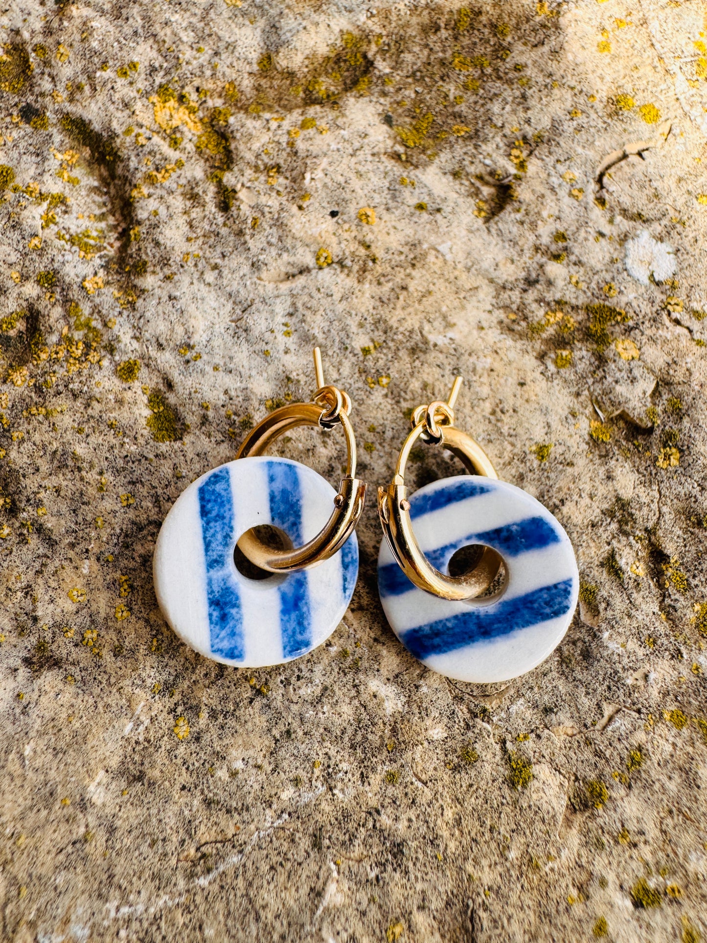 Boucles d'oreilles en porcelaine rayures bleues