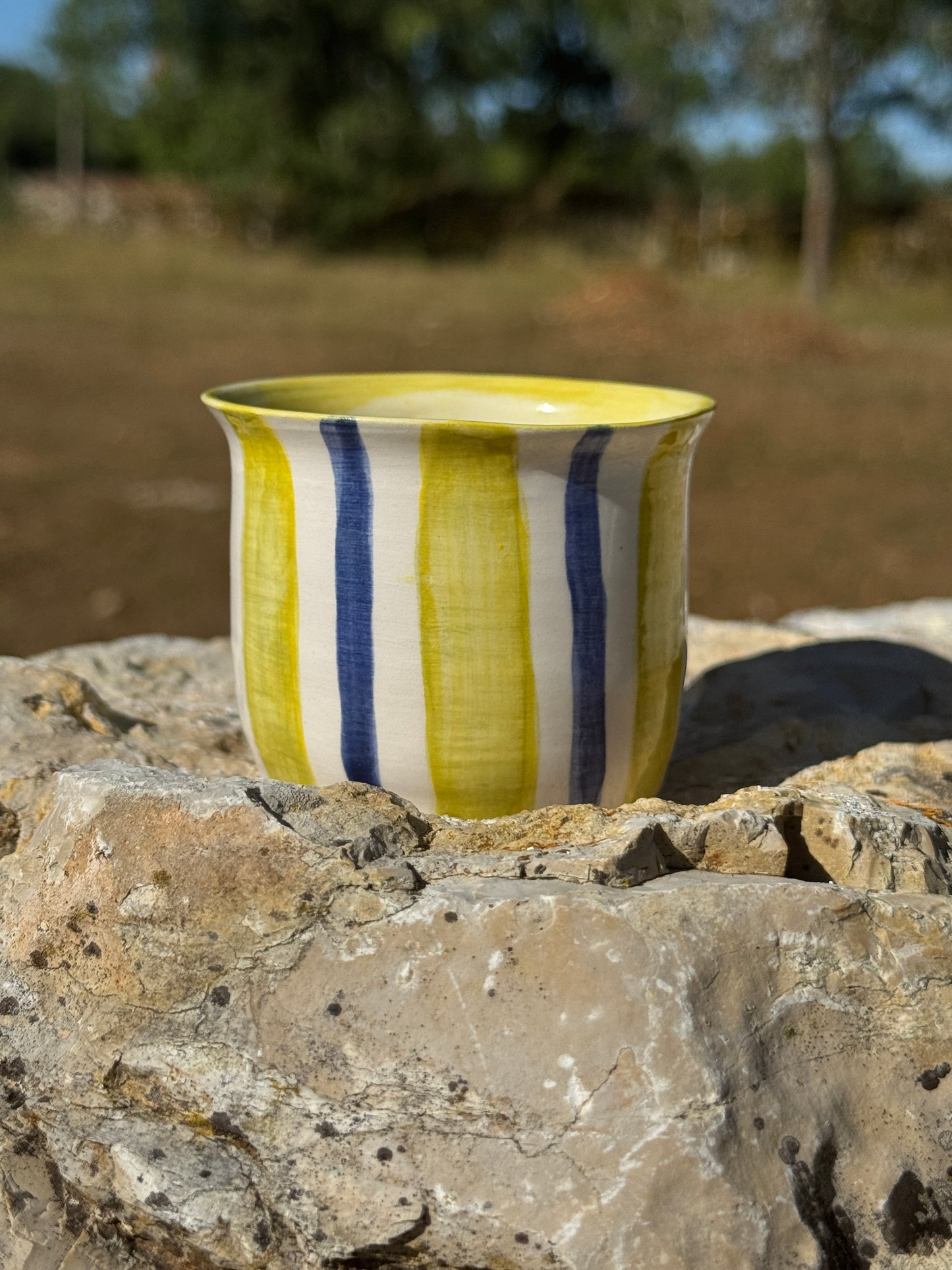Tasse en faïence couleur jaune et bleue