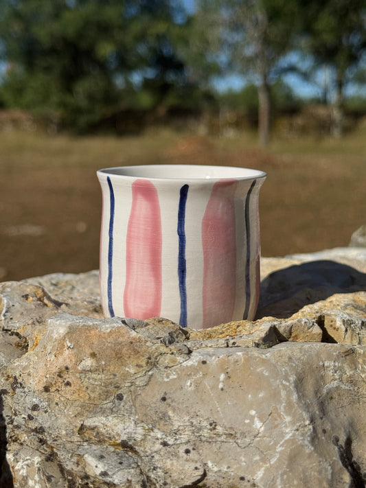 Tasse en faïence couleur rose et bleue