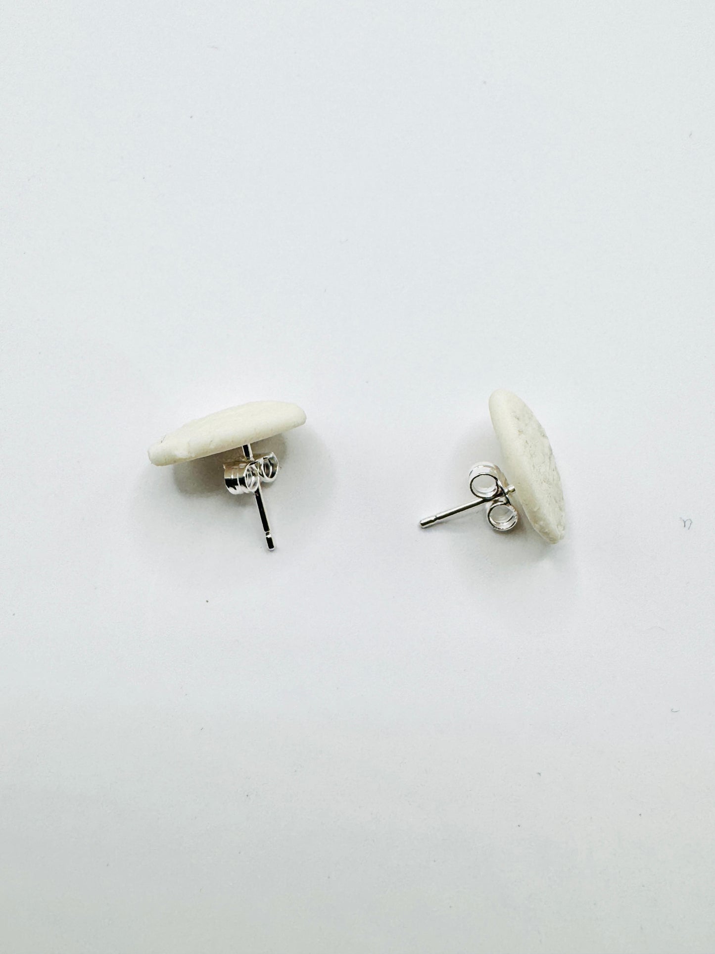Puces d’oreilles en porcelaine