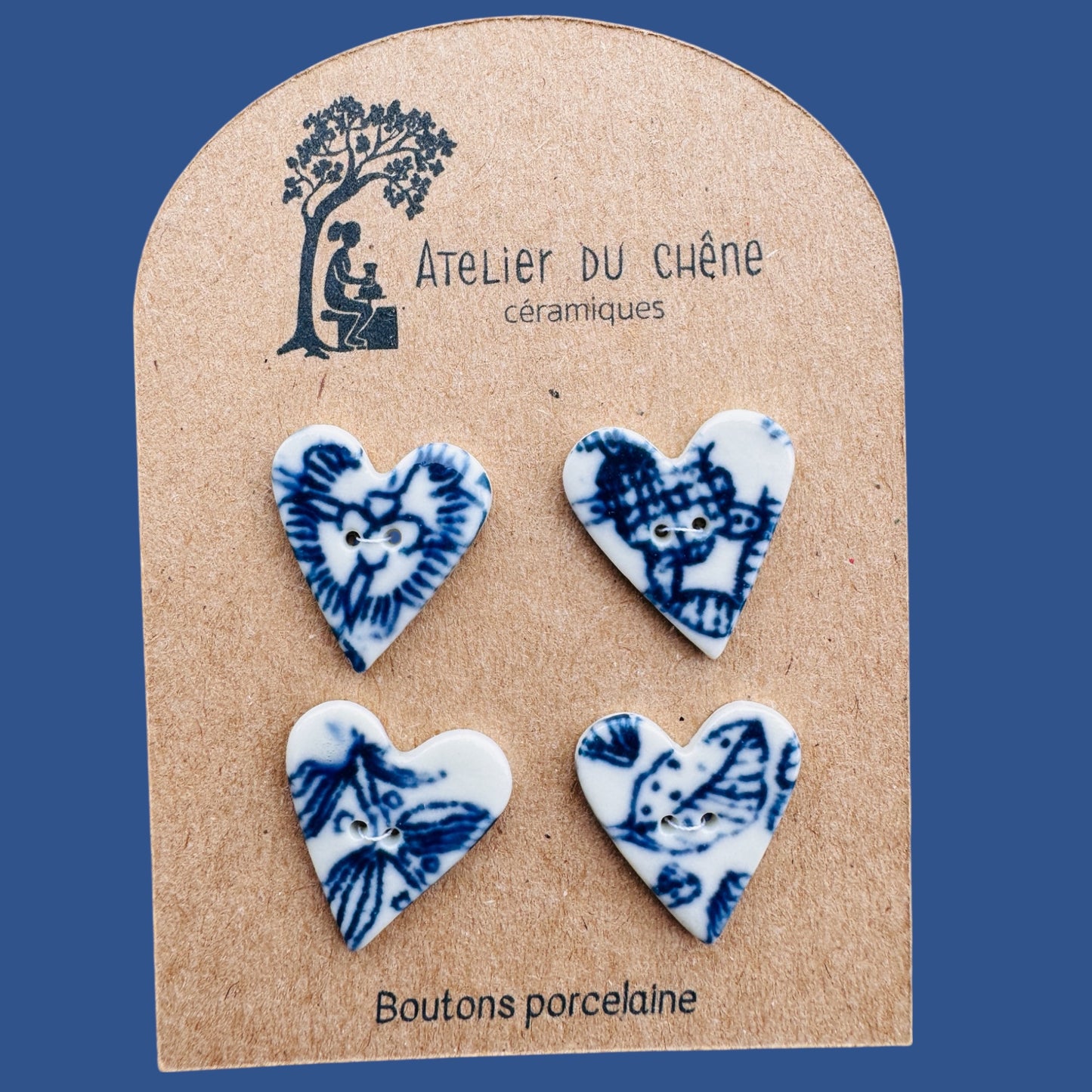 Boutons en porcelaine cœurs bleues